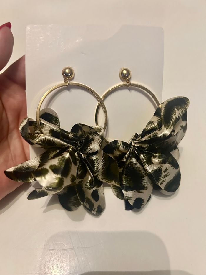 Créoles à froufrous NEUVES avec étiquettes pour femme couleurs noir et gris