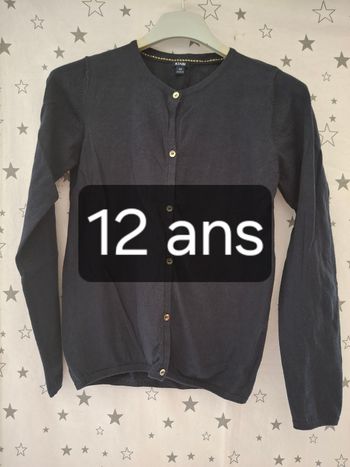 Gilet à boutons noir 12 ans Kiabi
Très bon état ni trous ni tache