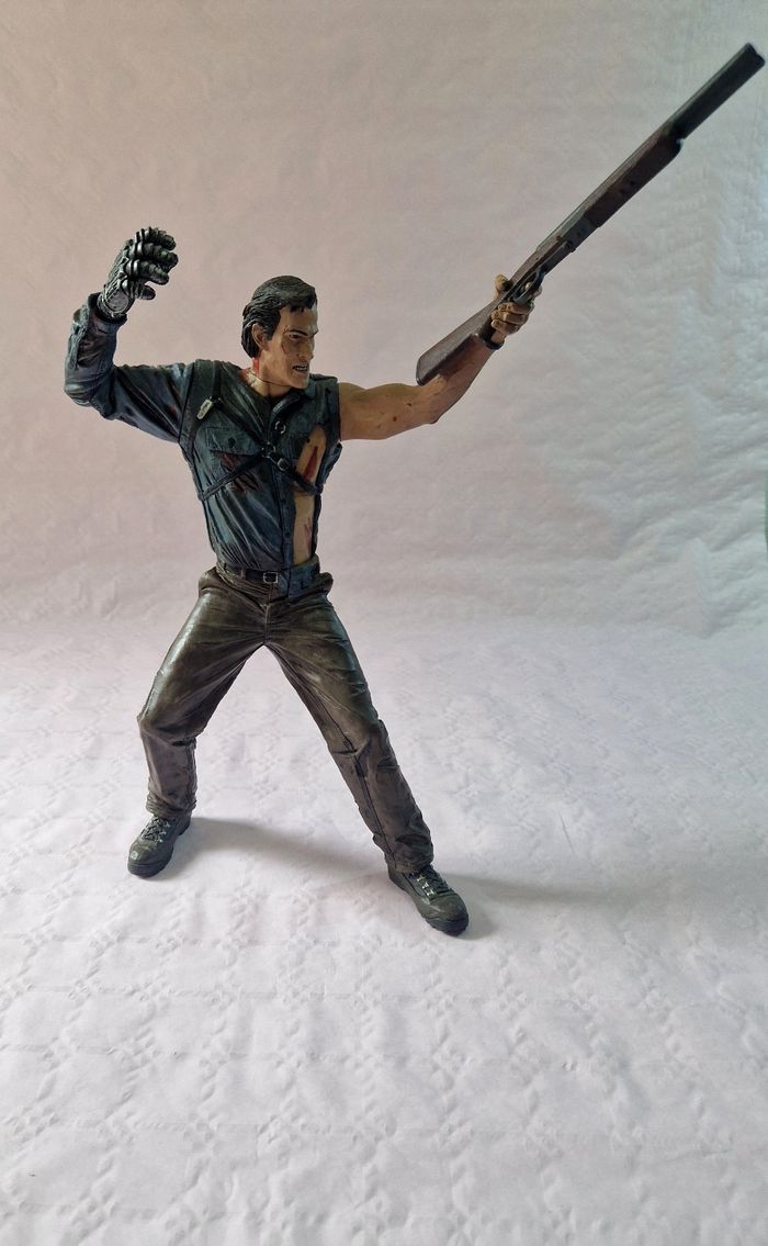 Figurine parlante de collection du cinéma d'horreur  , Ash , Evil dead  , Sam Raimi  , Mcfarlane  , Orion  , 2001
