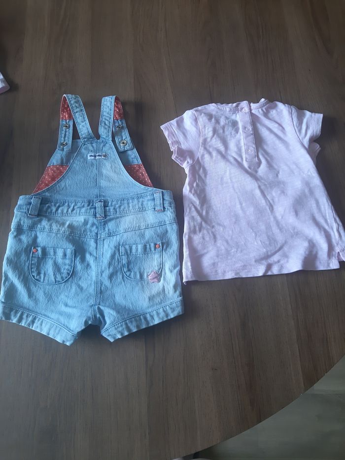 Salopette short en jean et t-shirt rose clair - photo numéro 2