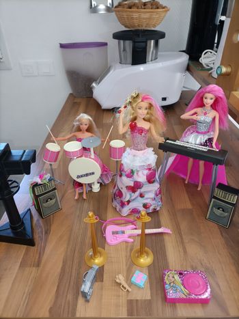 Lot barbie groupe de Rock : 3 barbies, instruments, et nombreux accessoires 