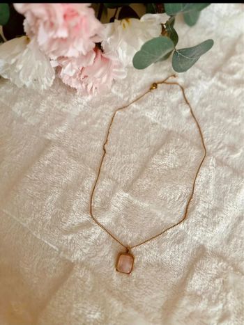 Collier en acier inoxydable et pierre naturelle rose
