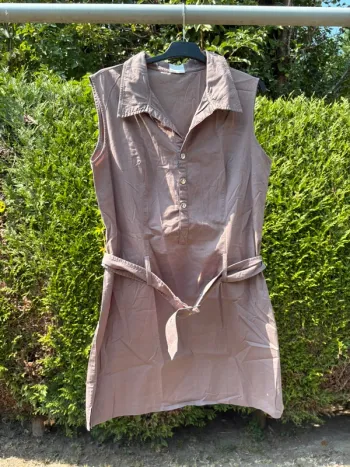 Robe gris maronné col chemise avec ceinture assortie – Marque non précisée