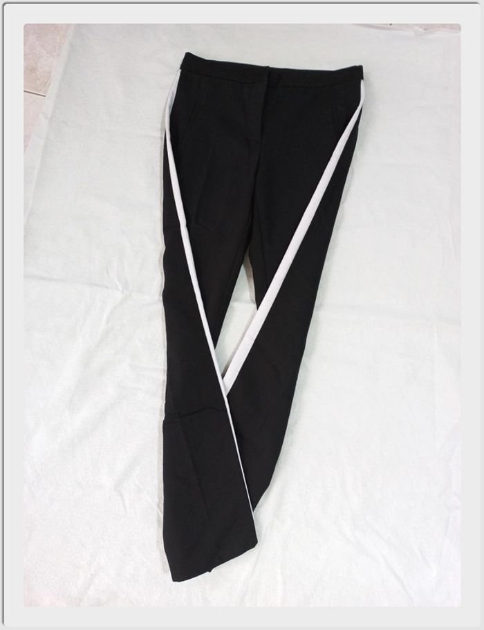 Pantalon Zara Basic S noir avec bandes latérales blanches - Coupe élégante - photo numéro 4