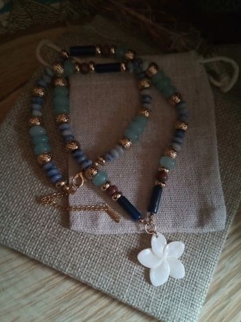 Collier en pierres naturelles fleur nac'rée