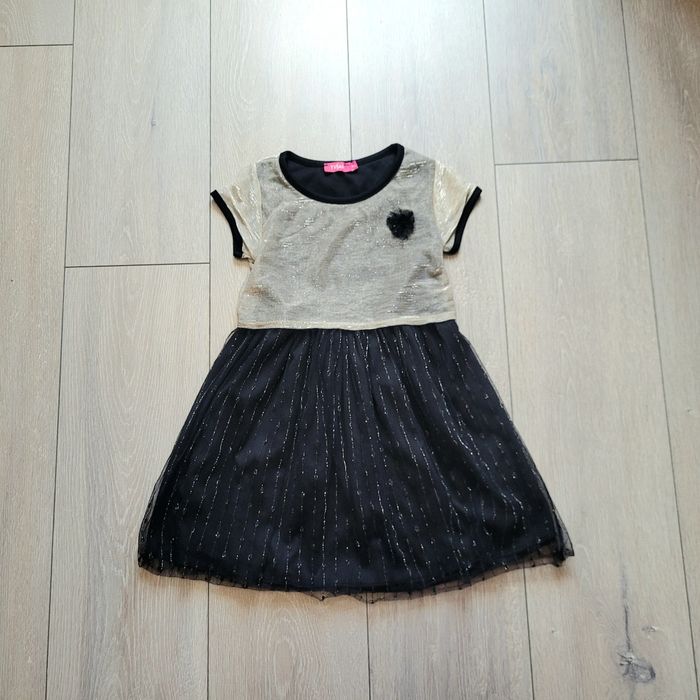 Très jolie robe de cérémonie brillante or et noir. Fille 6 ans. Marque Tissaia