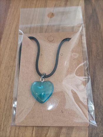Collier pendentif pierre coeur bleu transparent neuf