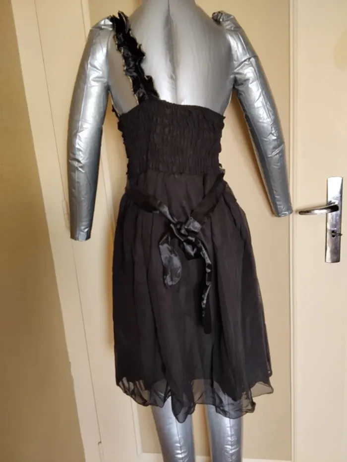 Robe de soirée une bretelle et dos nu [527] - photo numéro 4