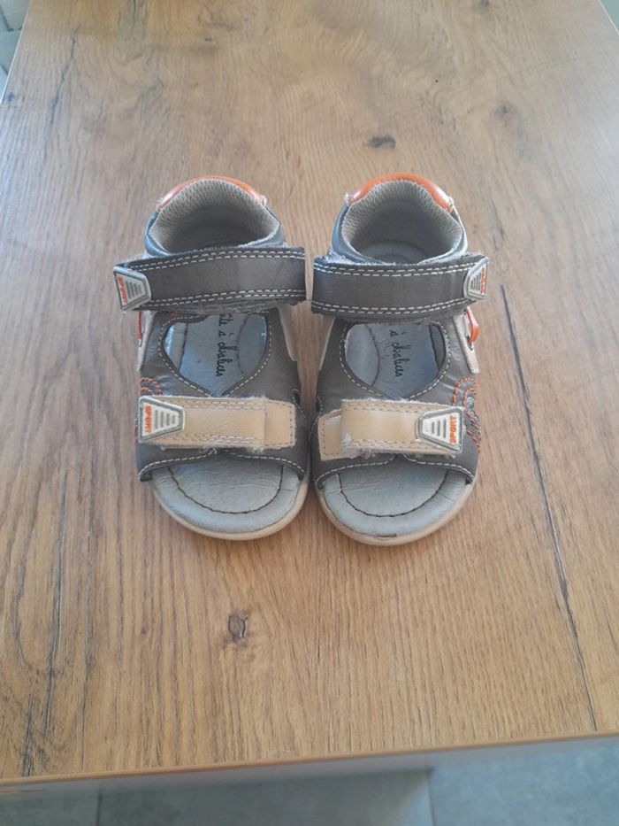 Une paire de sandales taille 22