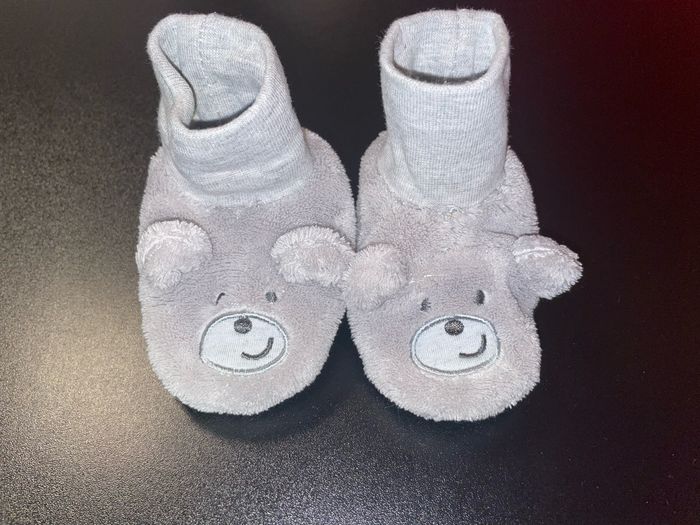 Chaussons bébé gris à tête d’ours taille 0-6 mois