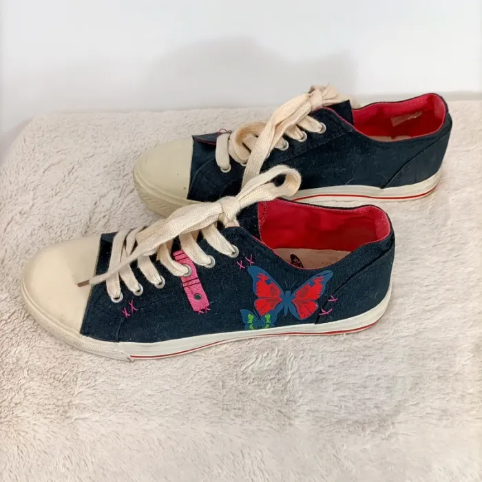 Basket brodée - 40 tennis avec broderie bleu marine et blanches - photo numéro 3