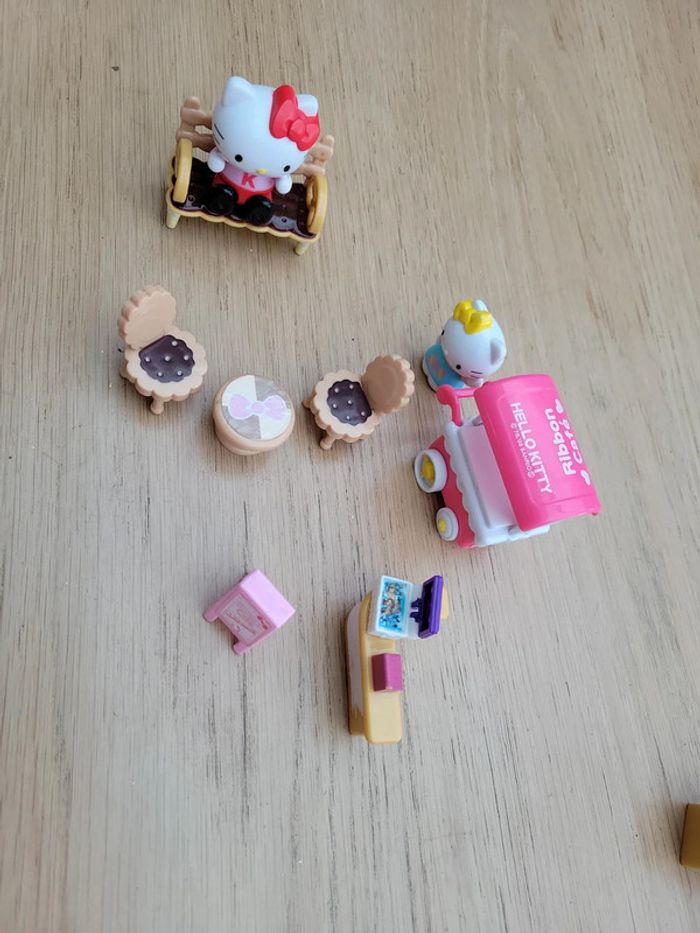 Gros lot hello kitty ribbon café terrasse personnage dont 1 articulé glacière boisson