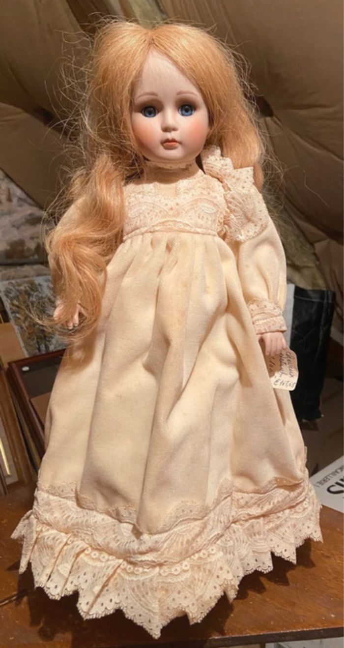 Poupée de collection en porcelaine de Coppelia - photo numéro 2