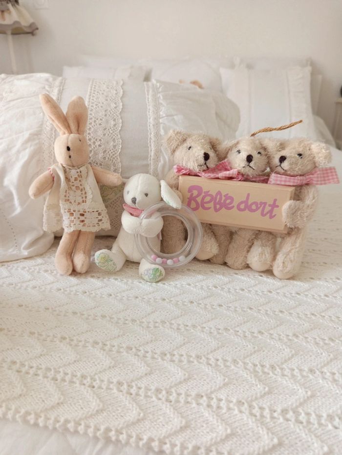 Ensemble doudou lapin, hochet lapin et déco vintage - photo numéro 2