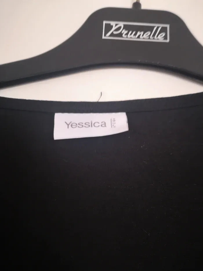 Joli haut noir - photo numéro 3