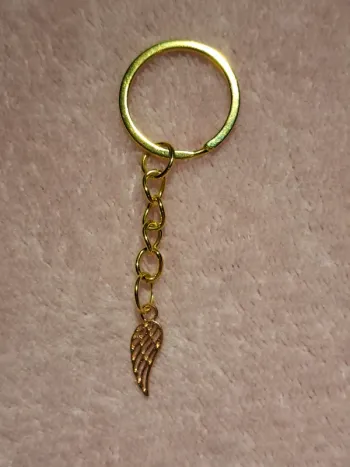 Porte-clés aile d’ange dorée – Élégance et légèreté 💛👼