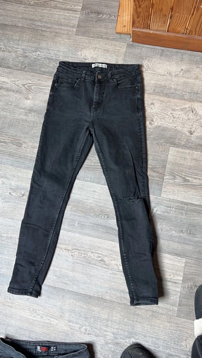 Jean troué sur un genou Denim Co