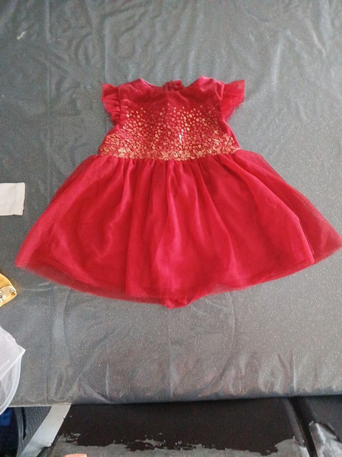 Robe rouge à strass