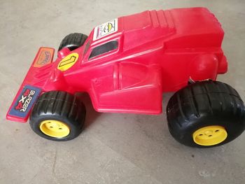 Voiture rouge en plastique