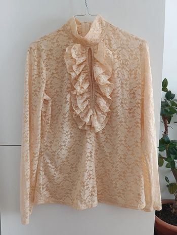 Blouse dentelle vintage écru/beige col jabot 
Taille 38/40