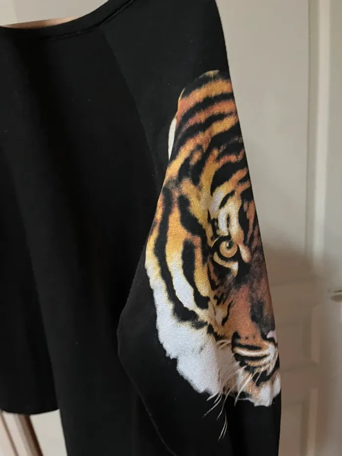 Sweat-shirt  noir motif Tigre - bon état - photo numéro 4