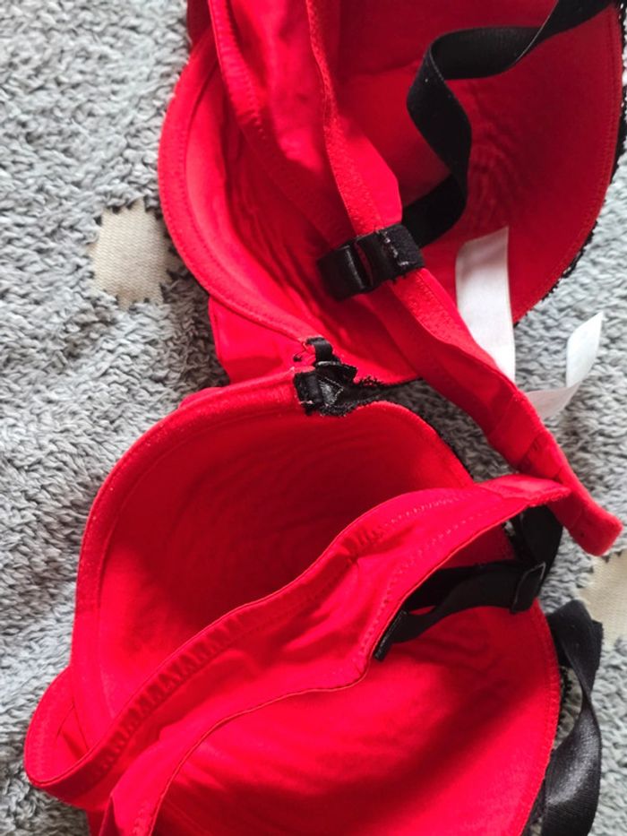 Soutien gorge rouge et noir playboy 95D - photo numéro 4