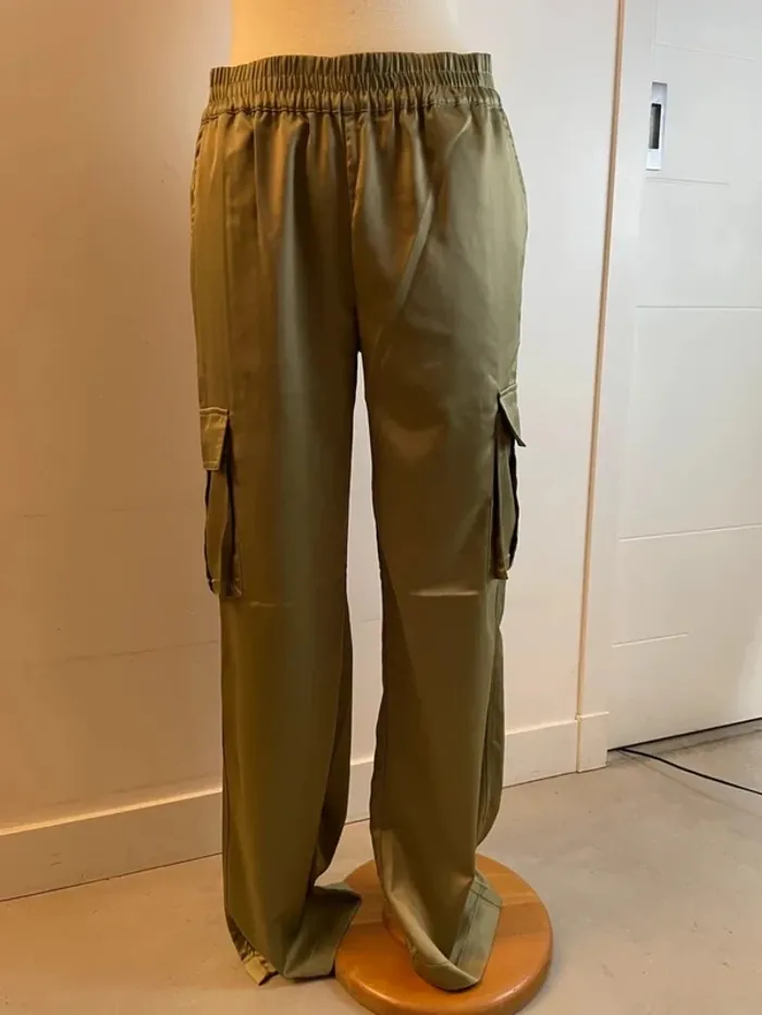 Superbe pantalon droit kaki fêtes