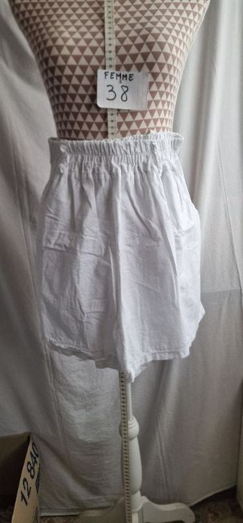 Short, ample, blanc, avec 2 poches latérales, taille élastique, en très très bon état, en lin&coton