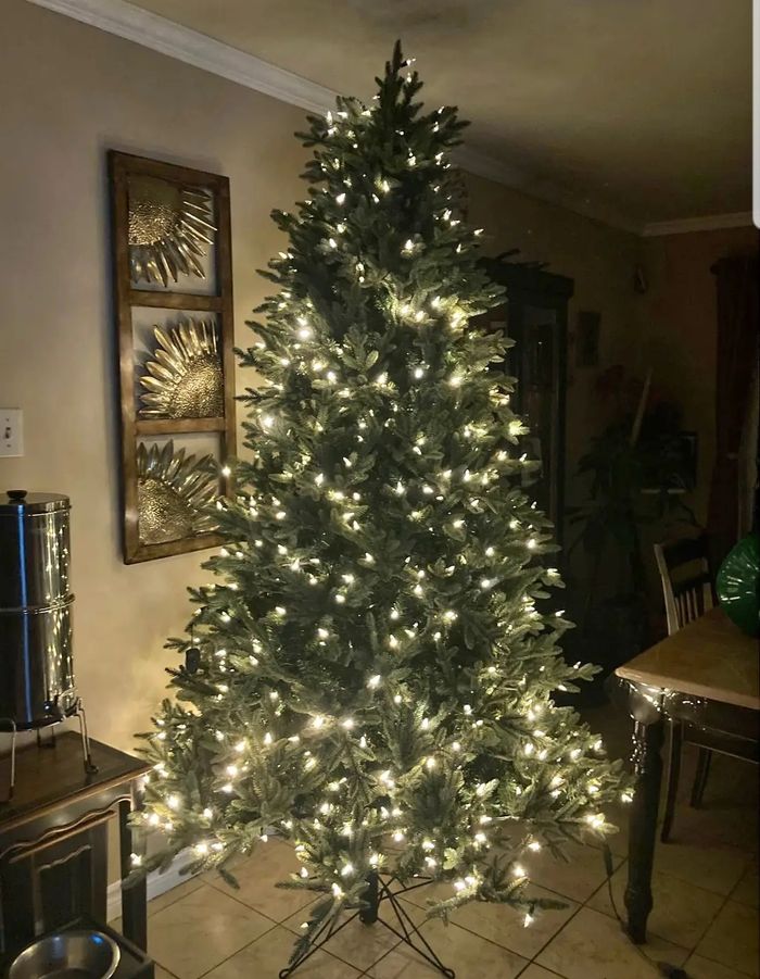 Sapin artificiel Aspen pré-illuminé de 2,3 m (7,5 pi) avec 700 lumières DEL SureBright à effets - photo numéro 8