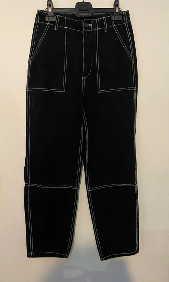 Pantalon en jean noir couture blanche