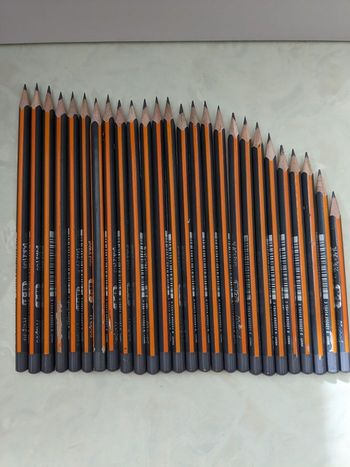 Lot de 26 crayons de papier Maped HB 2, ergonomiques, triangulaires.