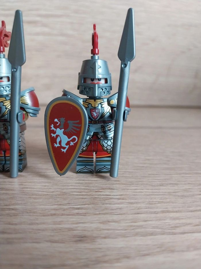 Figurines type lego 2 soldats chevaliers Griffons - photo numéro 3