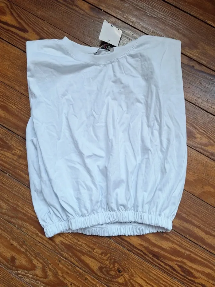 Tee shirt avec epaulette