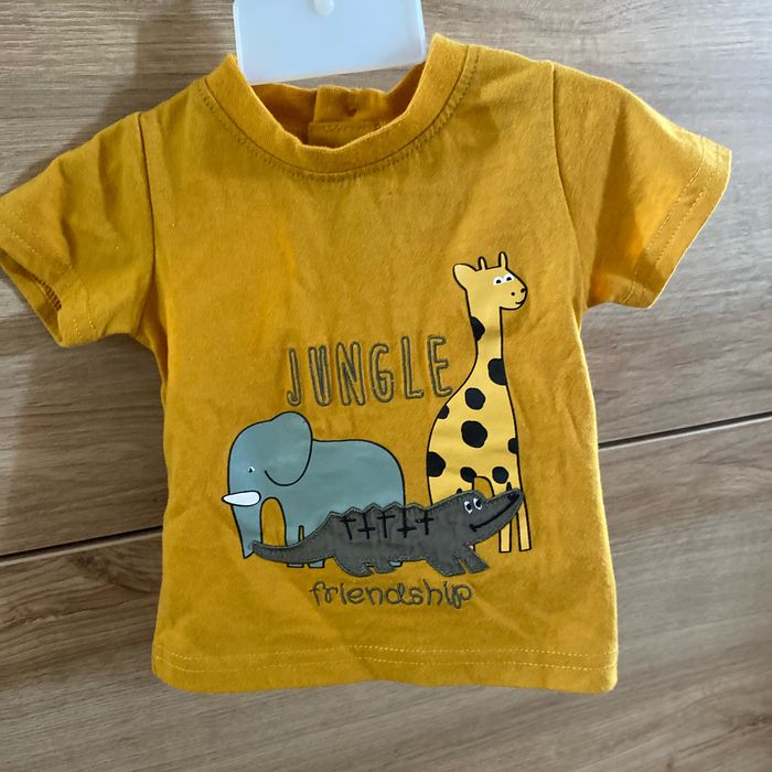 T-shirt. Très bon état. 3 mois.