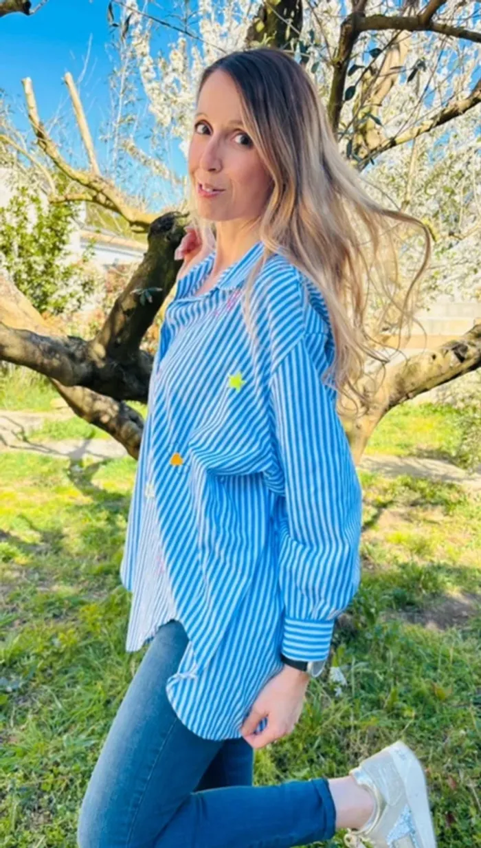 Chemise oversize bleue et blanche rayée avec broderies - photo numéro 5
