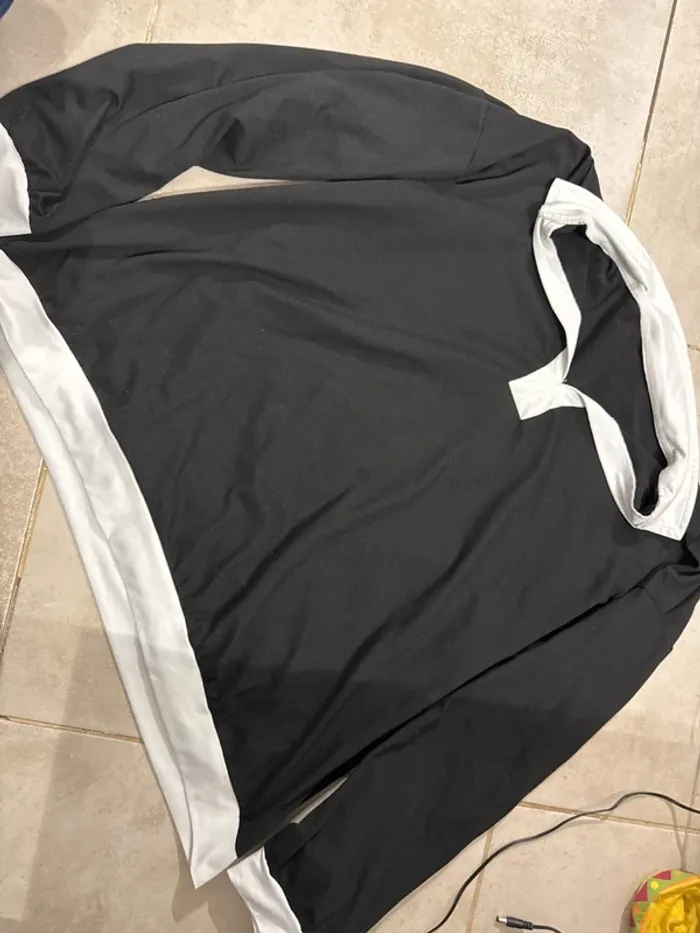 Haut noir à col blanc contrastant – Taille 2XL - photo numéro 2