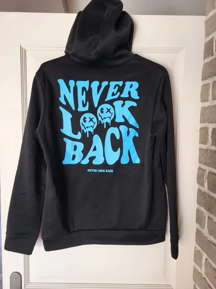 Sweat à capuche noir imprimé dans le dos