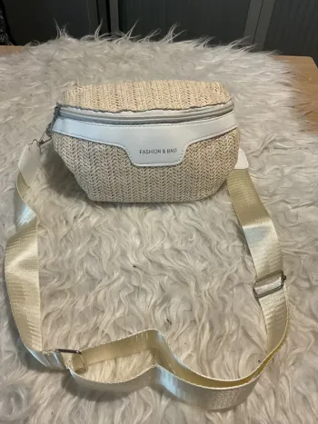 Sac banane tissée neuve