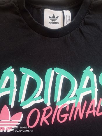 T-shirt Adidas noir imprimé coloré taille XS/S . Parfait état.