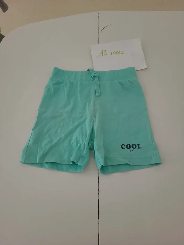 Short vert menthe taille 12/18mois primark