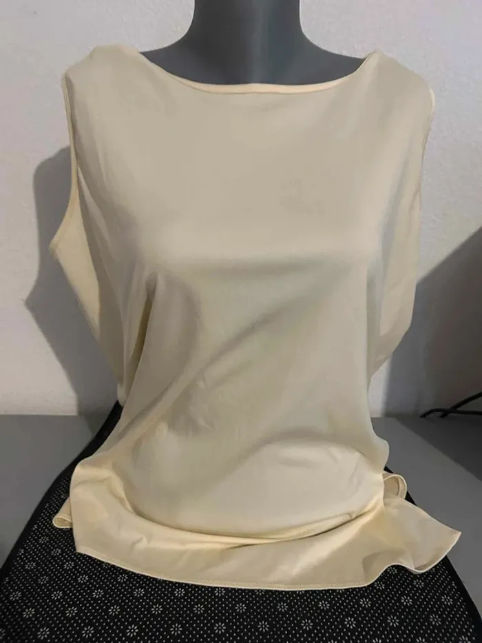T-shirt crème sans manches,en excellent état taille 5XL