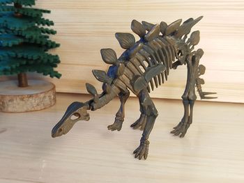 Figurine squelette de dinosaure Stégosaure