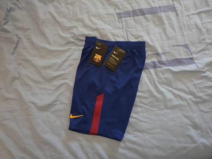 Nike short fc Barcelone taille XS 6-8 ans 122-128