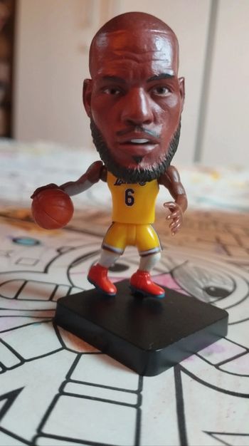 Petite figurine type basketball NBA neuve LeBron James Lakers maillot jaune
