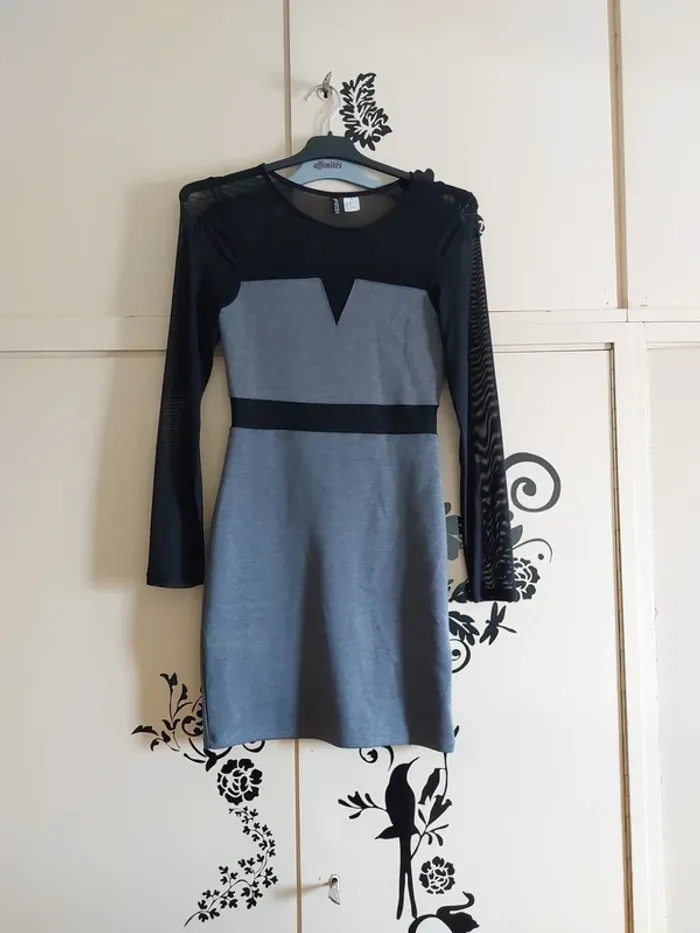 Robe avec partie en tulle transparente