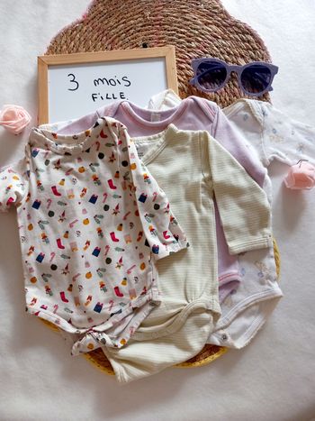 4 bodies fille 👧 3 mois