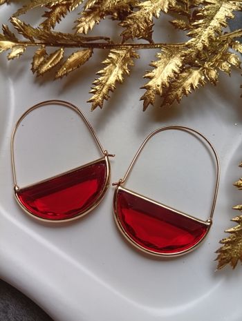 Boucles d'oreilles demi cercle rouge en verre