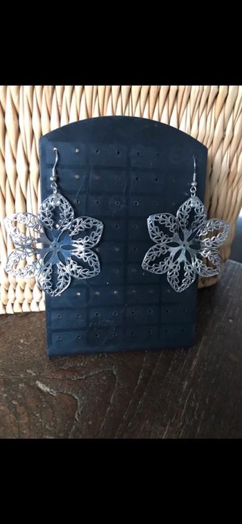 Magnifique paire de boucles d’oreilles avec fleurs , strass et perles