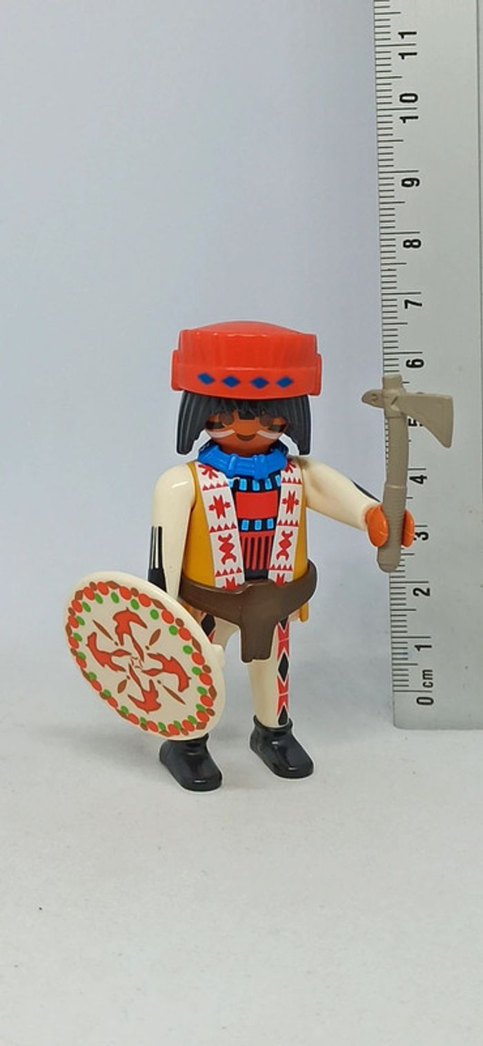 Homme indien avec bouclier rond coloré et pioche playmobil
