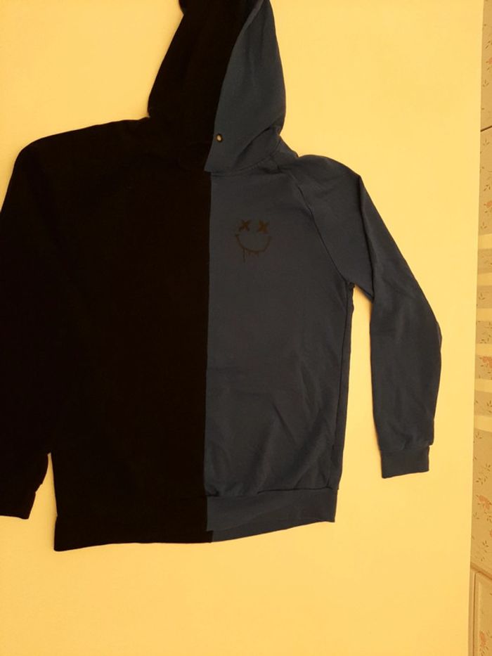Sweat shirt homme capuche .bleu et noir.taille M.